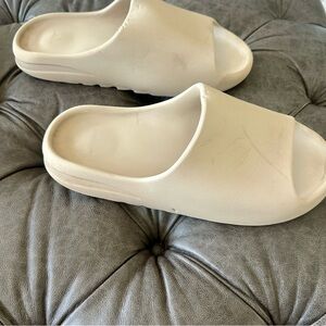 Adidas Men’s Yeezy Slide - Used